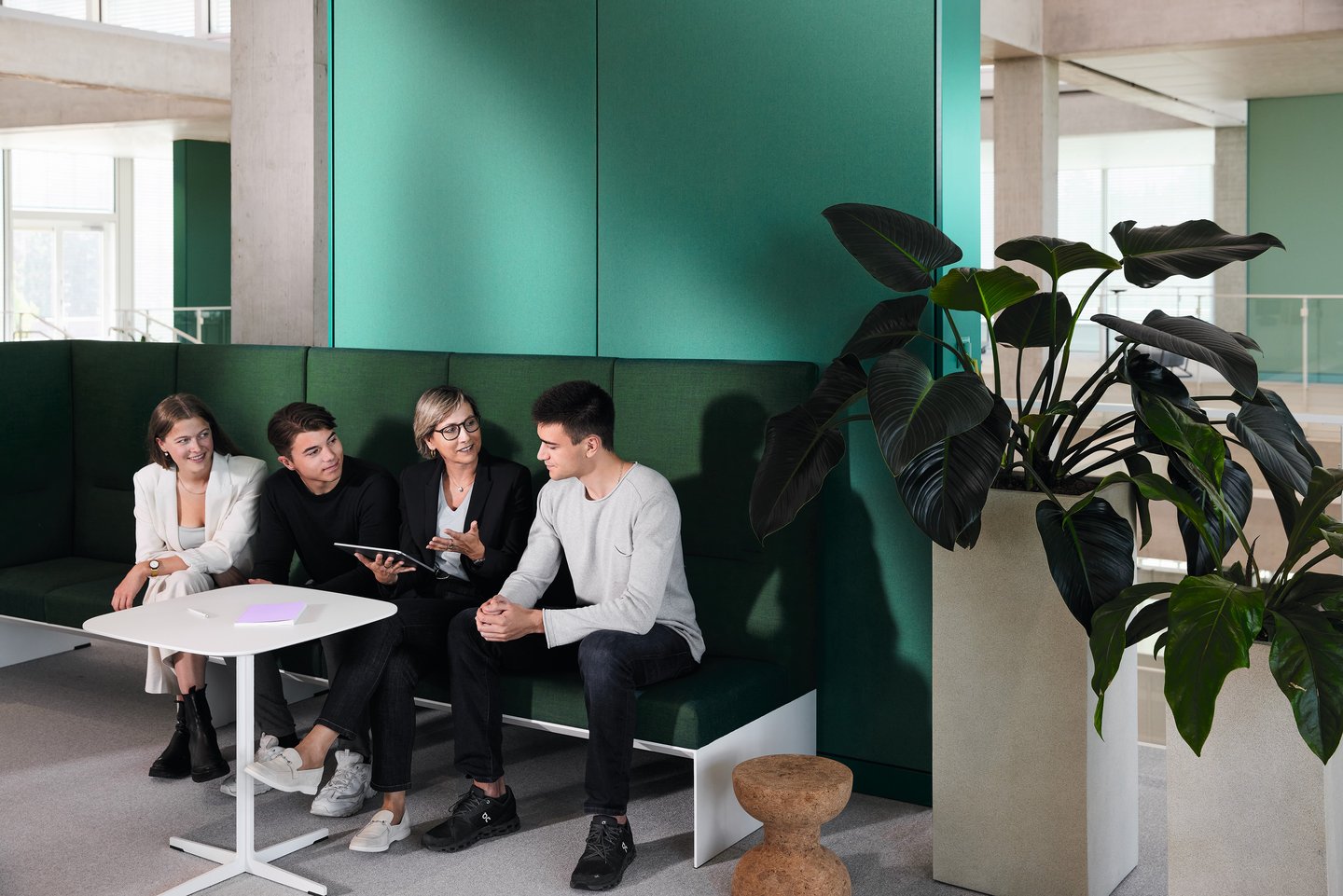 Studierende in einem Gespräch