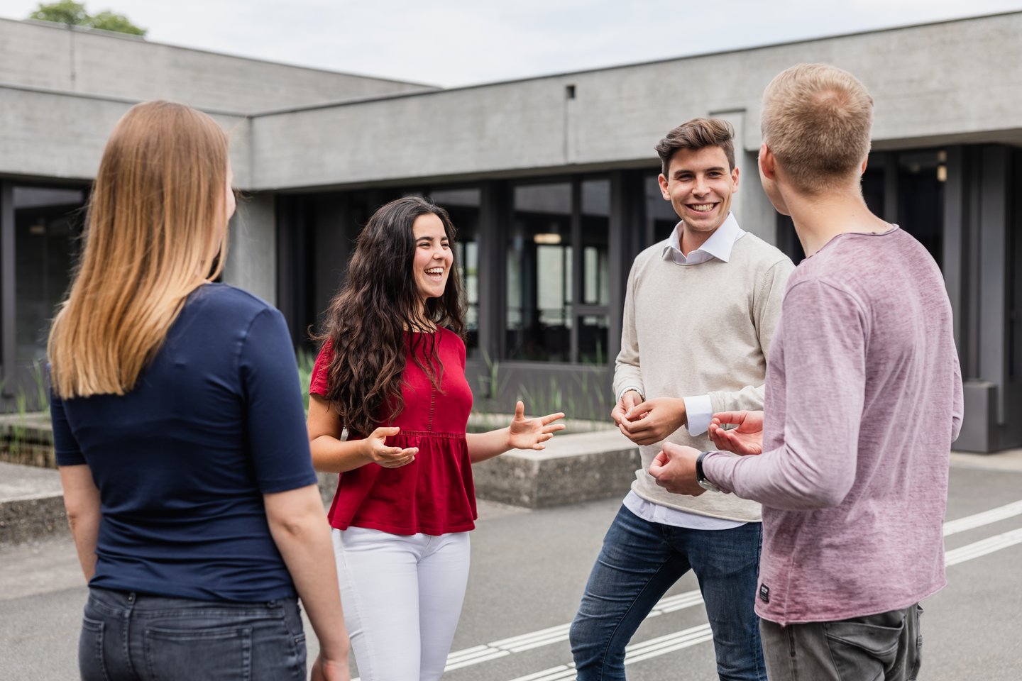 Studierende auf dem Campus