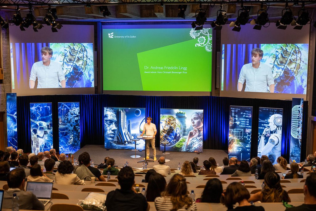 Andreas Lingg, Preisträger des Hans Christoph Binswanger Preises 2023 bei seiner Rede