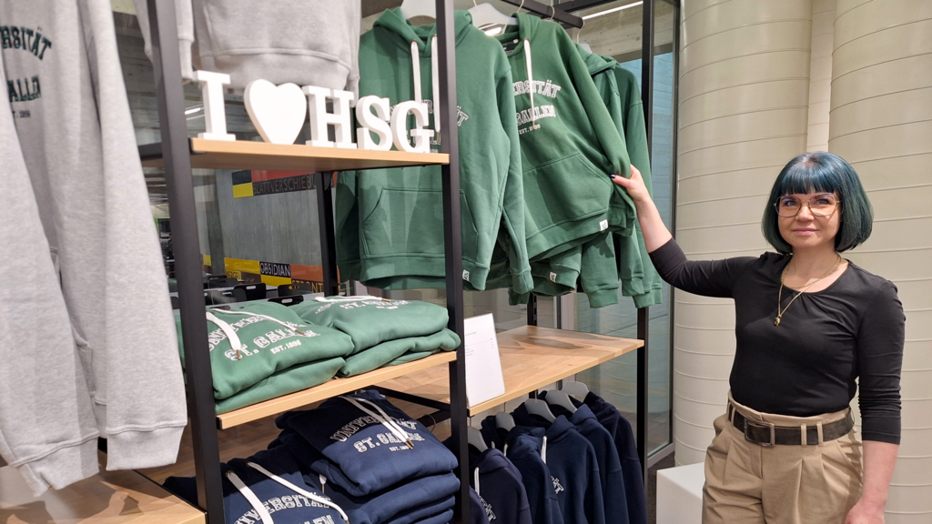 Hoodies, champagne and pastry: the HSG shop sells a piece of university life