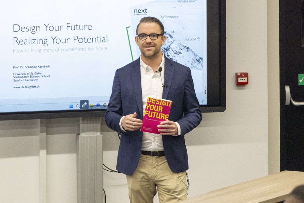 HSG assistant professor Sebastian Kernbach is investigating how people can cope better with transitions. An interview.