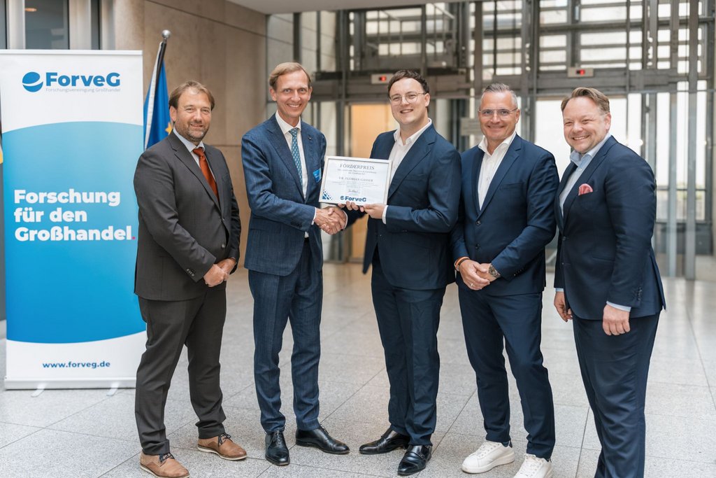 Florian Gasser erhält ersten Forschungspreis im Grosshandel Florian Gasser erhält ersten Forschungspreis im Grosshandel