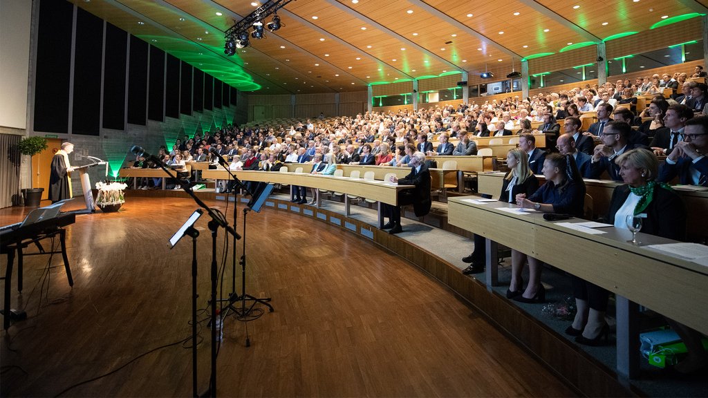 60 Neue Doktorinnen und Doktoren