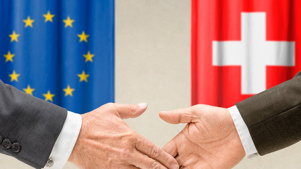 Vertreter der EU und der Schweiz reichen sich die Hand