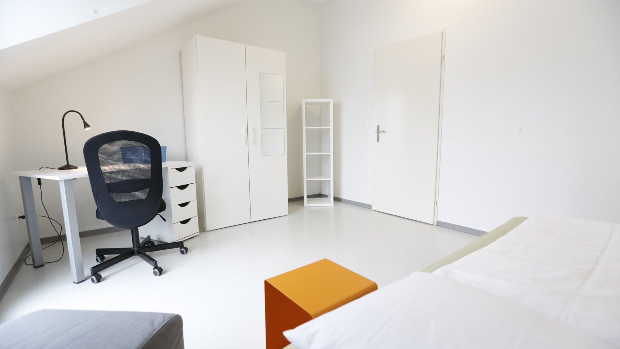 Bedroom (wide angle)