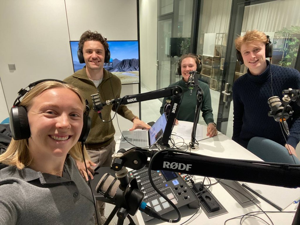 Studierende im SQUARE der HSG bei der Podcast-Aufnahme.