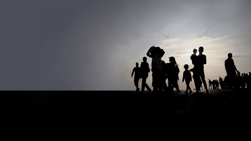 EUROPE-MIGRANTS/GREECE Syrian refugees from Kobani walk at the port of Kos following a rescue opperation off the Greek island of Kos