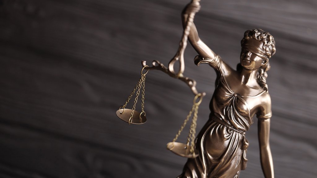 Würde das Los die Justitia blinder machen?