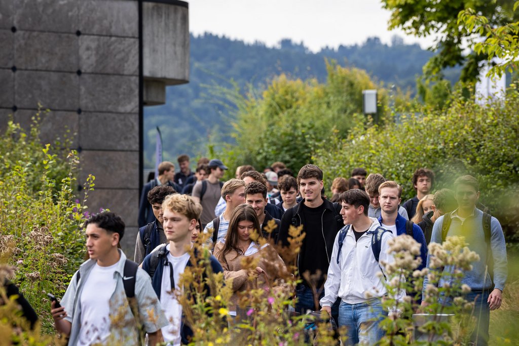 1900 neue Studierende an der HSG: Auftakt mit Fallstudie, Teamarbeit und Medienpräsenz