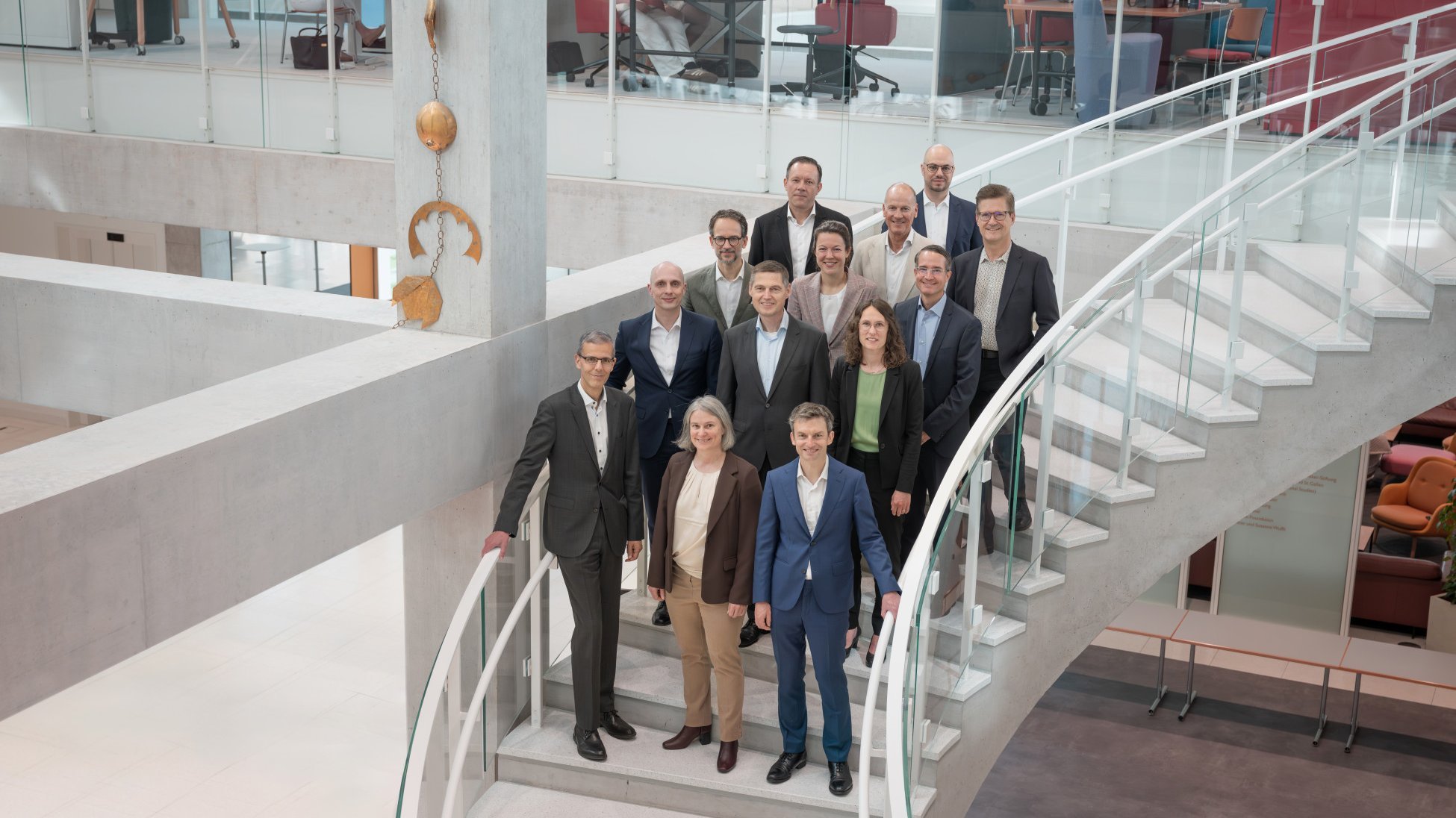 Das Rektorat (von links nach rechts): 1. Reihe: Prof. Dr. Manuel Ammann, Prof. Dr. Barbara Weber, Prof. Dr. Reto Föllmi. 2. Reihe: Prof. Dr. Dietmar Grichnik, Prof. Dr. Klaus Möller, Ina Besemer Besemer (Stv. Direktorin Faculty). 3. Reihe: Dr. Matthias Ammann, Dr. Karla Linden, Cornel Loser. 4. Reihe: Dr. Stefan Graf (Stv. Direktor Forschung), Dr. Peter Lindstrom, Dr. Marc Meyer. 5. Reihe: Adrian Sulzer.