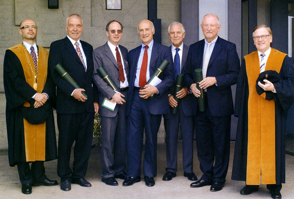 Prof. John Nye (Bildmitte) anlässlich der Verleihung der Ehrendoktorwürde am Dies academicus 2005 der Universität St.Gallen.