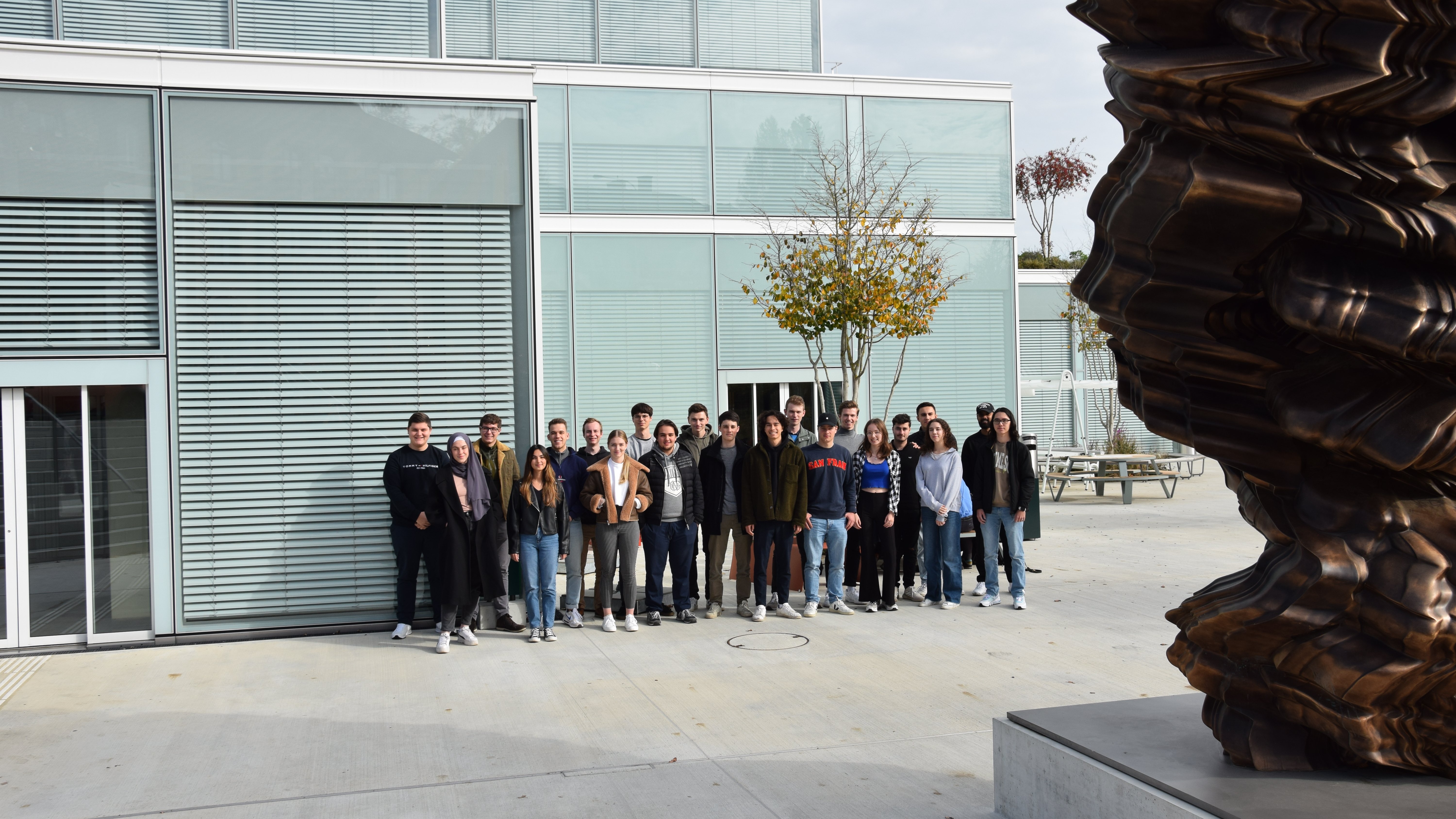 Gruppenfoto vor dem SQUARE