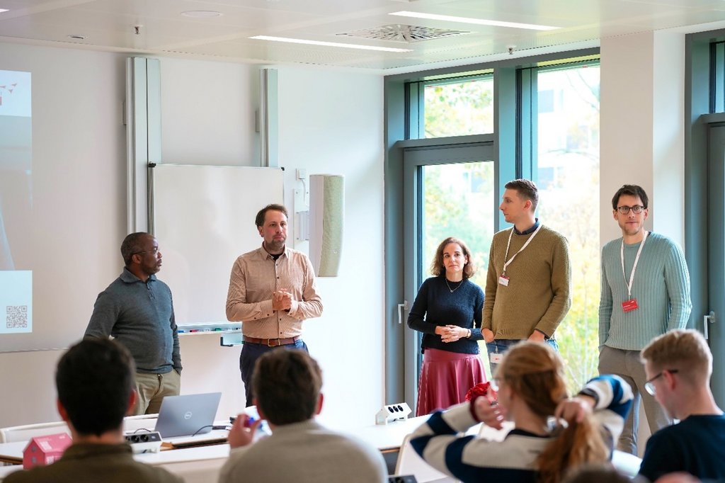 Wirtschaftscluster als Motor für Innovation und Wachstum - Studierende der Universität St. Gallen erkunden führende Branchenzentren in der Schweiz und Deutschland Wirtschaftscluster als Motor für Innovation und Wachstum - Studierende der Universität St. Gallen erkunden führende Branchenzentren in der Schweiz und Deutschland