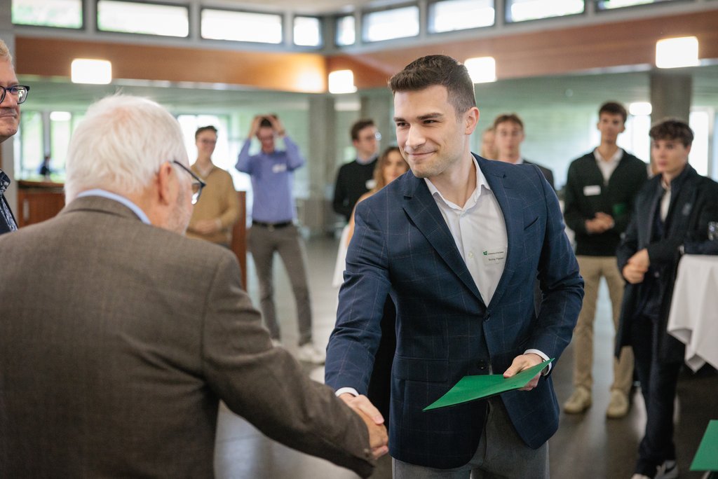 HSG Awards Excellence Scholarships to Two Computer Science Students